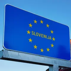 Cartello blu con stelle dorate dell'UE e la scritta "SLOVENIJA". Benvenuti sulle autostrade slovene!