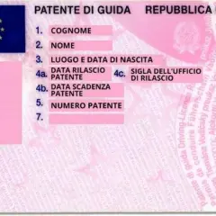 La patente di guida italiana mostra il campo "NUMERO PATENTE" dove si vede il codice 01.
