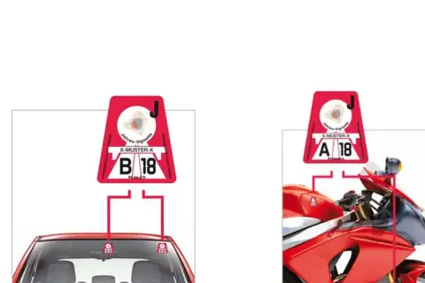 Per andare a Innsbruck serve la vignetta. Due adesivi rossi, uno per auto (B 18) e uno per moto (A 18), mostrano la vignetta autostradale.