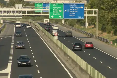 Segnali stradali indicano direzioni per evitare la vignetta slovena, mostrando percorsi verso Trieste e altre destinazioni.