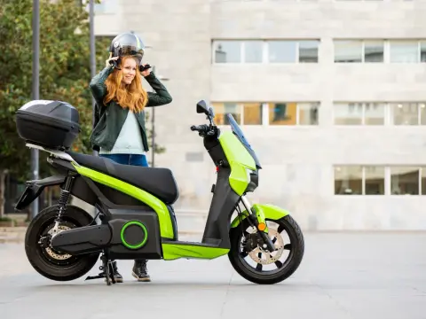 Casco sullo scooter, cosa rischi se non lo indossi?