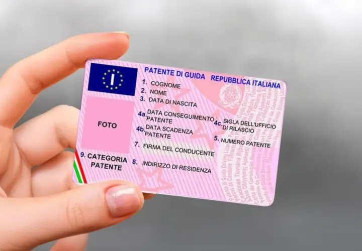 Dettagli su come si legge la patente di guida italiana: foto, nome, cognome, date, numero e categoria.