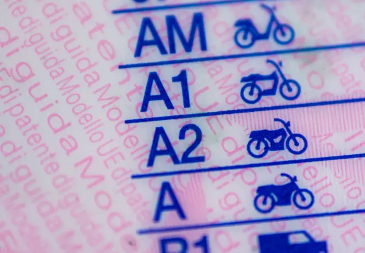 Dettagli di una patente di guida UE, con categorie AM, A1, A2, A. Perfetto per un residente in Italia con patente rumena.
