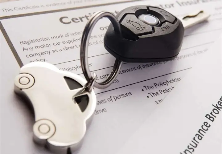 Chiavi dell'auto e certificato di assicurazione, con la promessa di un primo anno assicurato sull'attestato di rischio.