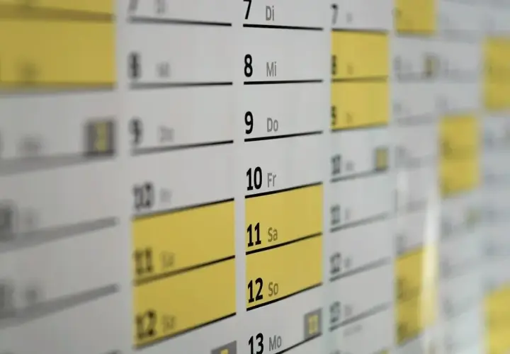 Calendario con giorni evidenziati. La scadenza semestrale dell'assicurazione è vicina, mancano solo 15 giorni.