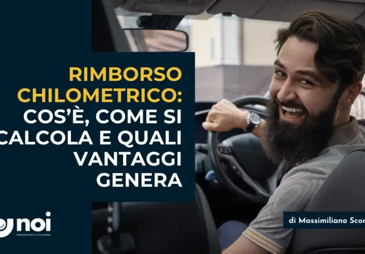 Uomo sorridente al volante discute del rimborso chilometrico auto: cos'è, come si calcola e i vantaggi.