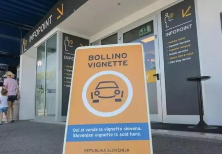 Cartello "Bollino Vignette" indica dove acquistare i documenti per andare in Slovenia in auto.