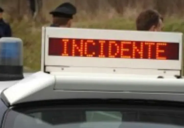 Segnale luminoso su auto della polizia con scritta "INCIDENTE". Cosa succede se fai un incidente con il foglio rosa?