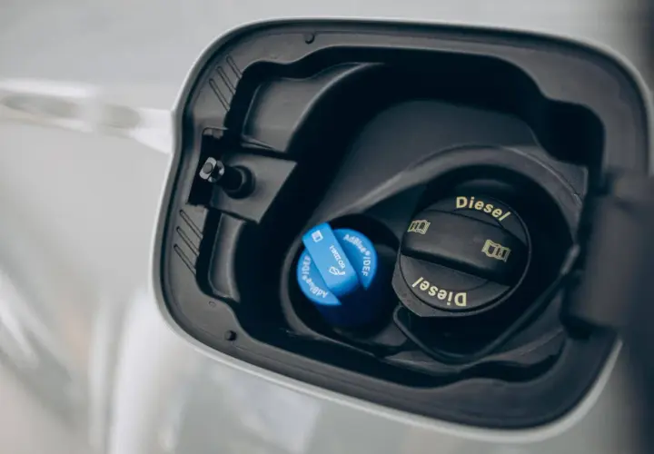 Tappo blu per AdBlue, cos'è? È il liquido per ridurre le emissioni dei motori diesel. Accanto, il tappo del serbatoio diesel.