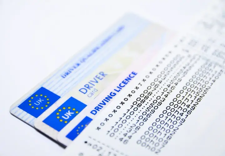Patente di guida UK e un foglio con dati, forse una notifica tardiva ordinanza sospensione patente.