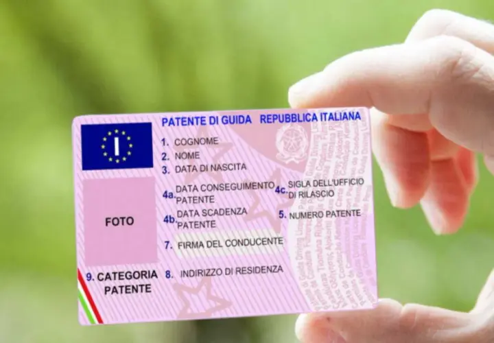 Patente di guida italiana, un foglio pra smarrito. La carta rosa con foto, dati personali e categoria patente.