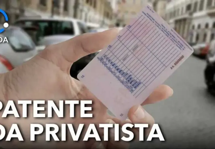Mano che mostra la patente B, con testo "PATENTE DA PRIVATISTA" e sfondo sfocato di strada con auto e moto.