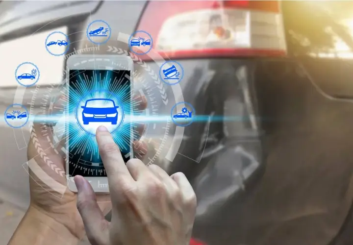 Dito, un dito tocca uno smartphone con icone di incidenti auto. Un'app per il controllo RCA.