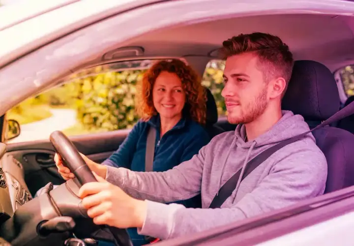 Giovane al volante, con la madre al suo fianco. Posso assicurare una macchina non intestata a me, ma con la sua guida sicura, il viaggio è sereno.