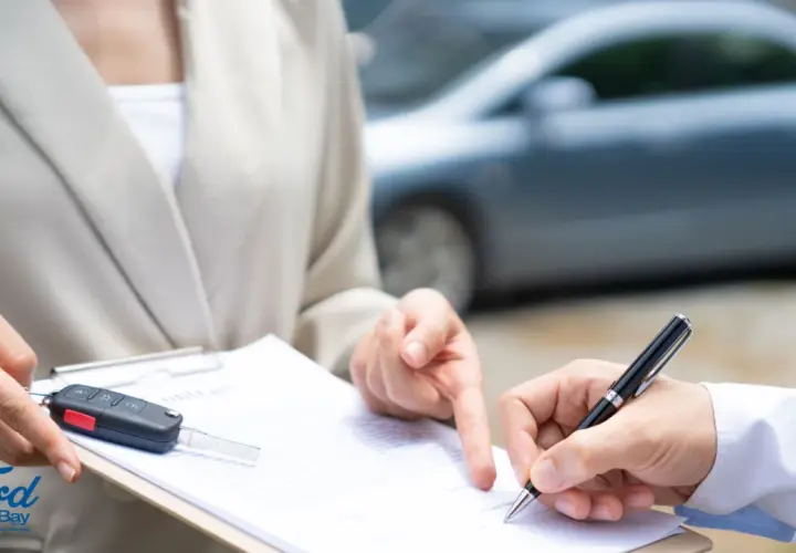 Firma su contratto auto, con chiavi e foglio complementare smarrito.