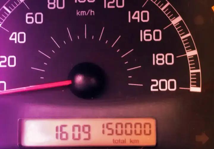 Cruscotto auto con tachimetro e contachilometri a 150.000 km. Ottimo per un controllo storico auto gratis.