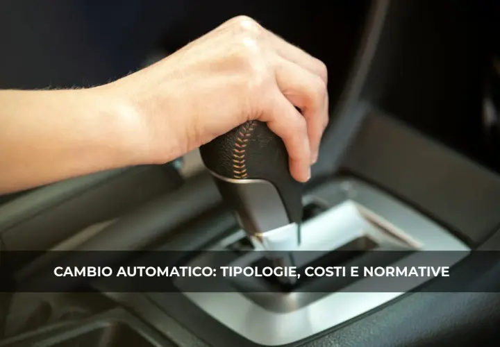 Mano che aziona la leva del cambio automatico. La guida è più semplice con il cambio automatico.