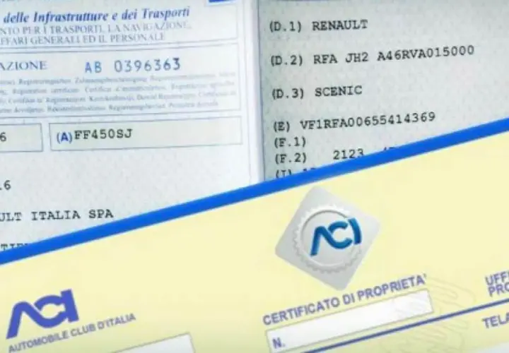 Documenti per l'iscrizione al PRA: certificato di proprietà e libretto di circolazione di una Renault Scenic.