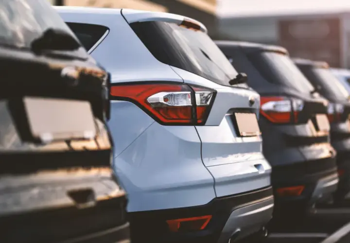 File di auto parcheggiate, pronte per un rimborso assicurazione.