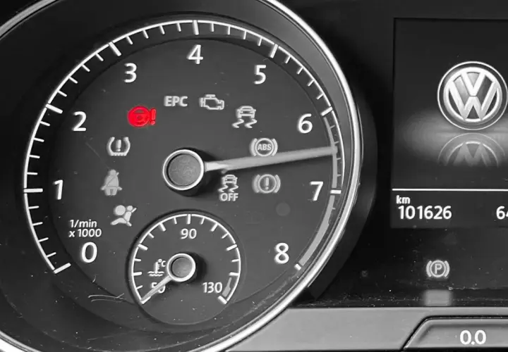 Cruscotto auto con spia del servosterzo accesa in rosso. Indica un problema con il sistema di assistenza alla guida.