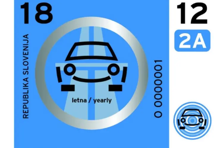 Vignetta annuale per l'autostrada Slovenia. Un'auto stilizzata su una strada, con il testo "letna / yearly".