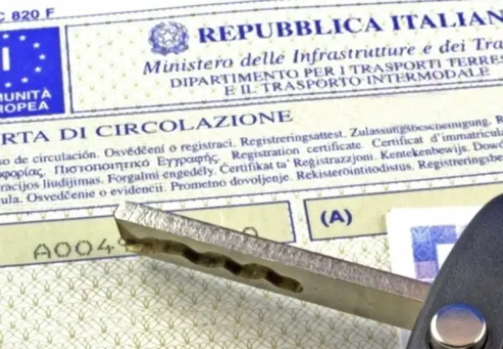 Chiave dell'auto appoggiata sulla Carta di Circolazione, con il numero carta di circolazione visibile.