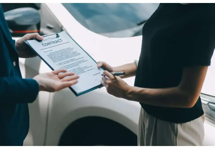 Firma su un contratto, forse per un'auto. Spero non sia un certificato di proprietà auto smarrito!