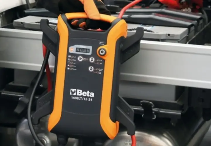 Caricabatterie Beta collegato a una batteria, pronto per far ripartire la macchina.