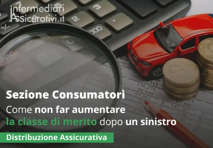 Consigli per il recupero classe di merito dopo sinistro. Auto, calcolatrice e monete simboleggiano le assicurazioni.