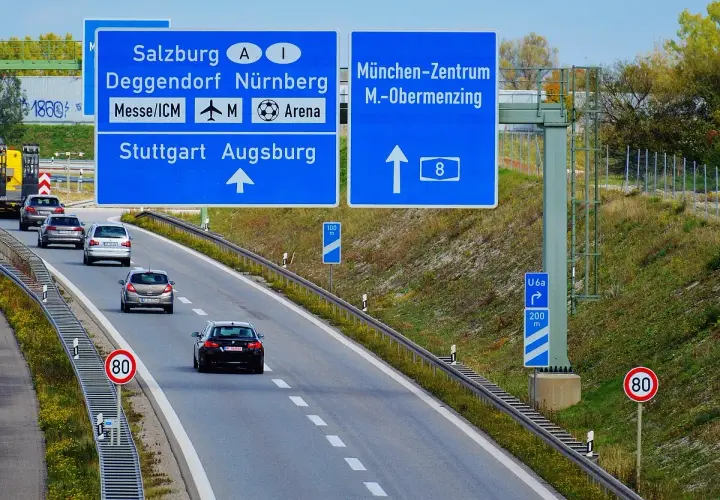 Segnaletica autostradale in Germania: indicazioni per Salisburgo, Monaco e altre città. Scopri come funziona la viabilità.