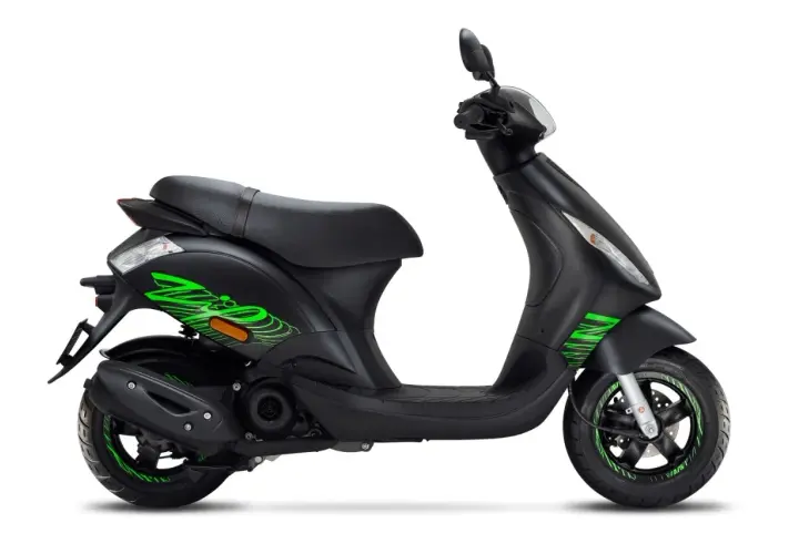 Motorino nero con grafiche verdi. Finalmente con il foglio rosa posso guidare il motorino da solo e sentirmi libero!