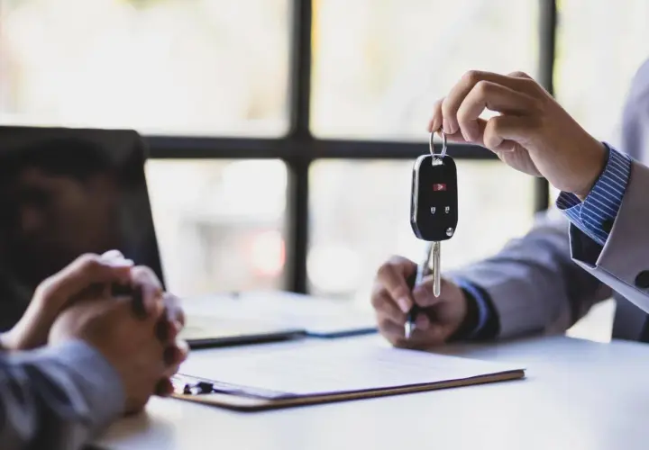 Consegna delle chiavi dell'auto, un passo fondamentale per il certificato di proprietà.