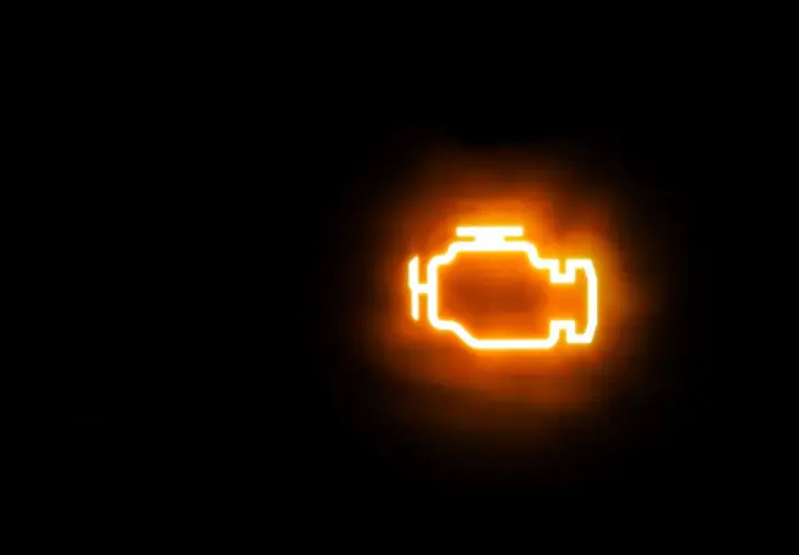 La spia gialla motore si accende, un segnale luminoso che indica un problema.