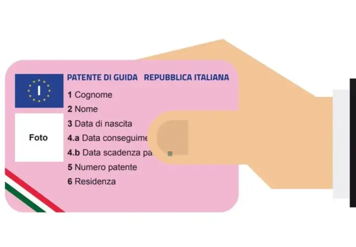 La patente di guida italiana, con i dati del titolare e la foto, pronta per il primo rinnovo.