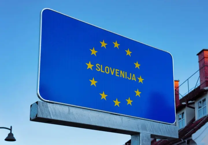 Cartello blu con stelle dorate dell'UE e la scritta "SLOVENIJA". Benvenuti sulle autostrade slovene!