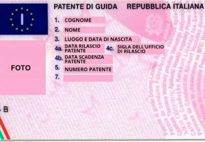 La patente di guida italiana mostra il campo "NUMERO PATENTE" dove si vede il codice 01.