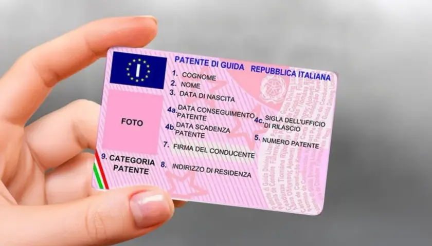 Dettagli su come si legge la patente di guida italiana: foto, nome, cognome, date, numero e categoria.