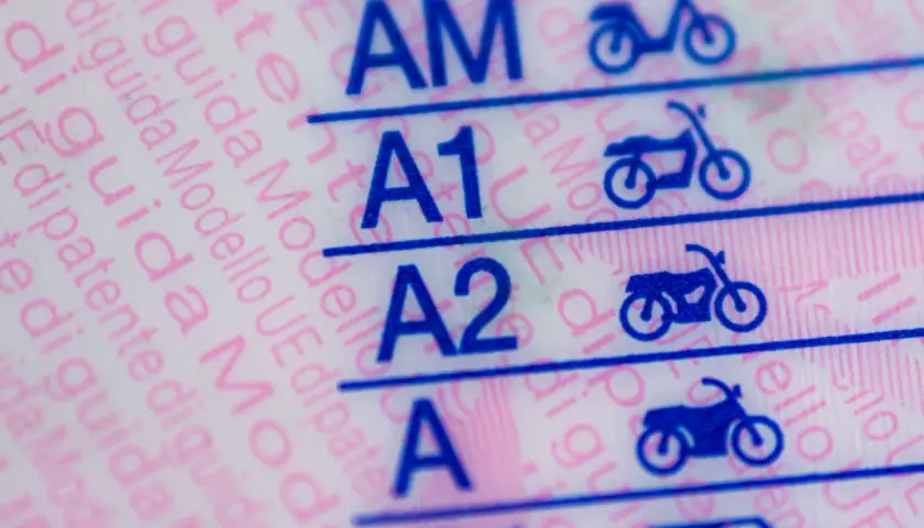 Dettagli di una patente di guida UE, con categorie AM, A1, A2, A. Perfetto per un residente in Italia con patente rumena.