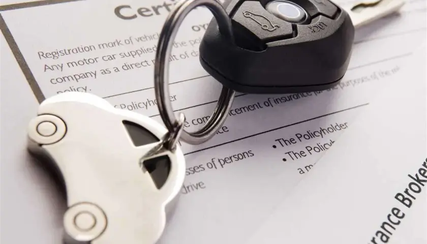 Chiavi dell'auto e certificato di assicurazione, con la promessa di un primo anno assicurato sull'attestato di rischio.