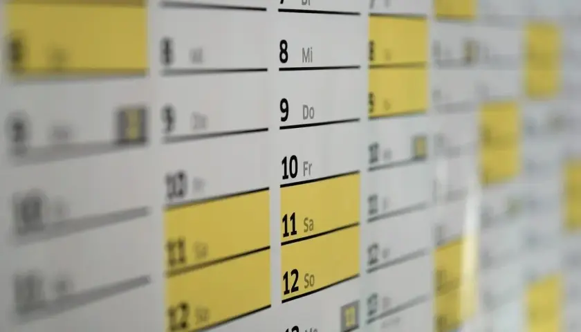 Calendario con giorni evidenziati. La scadenza semestrale dell'assicurazione è vicina, mancano solo 15 giorni.