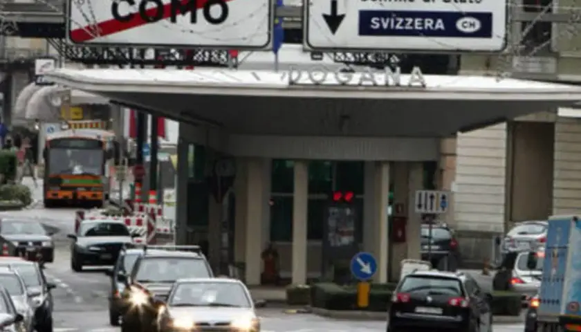 Confine di Stato Como-Svizzera. Auto in coda alla dogana, un promemoria per la delega guida all'estero.