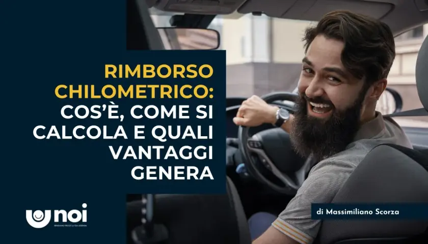 Uomo sorridente al volante discute del rimborso chilometrico auto: cos'è, come si calcola e i vantaggi.