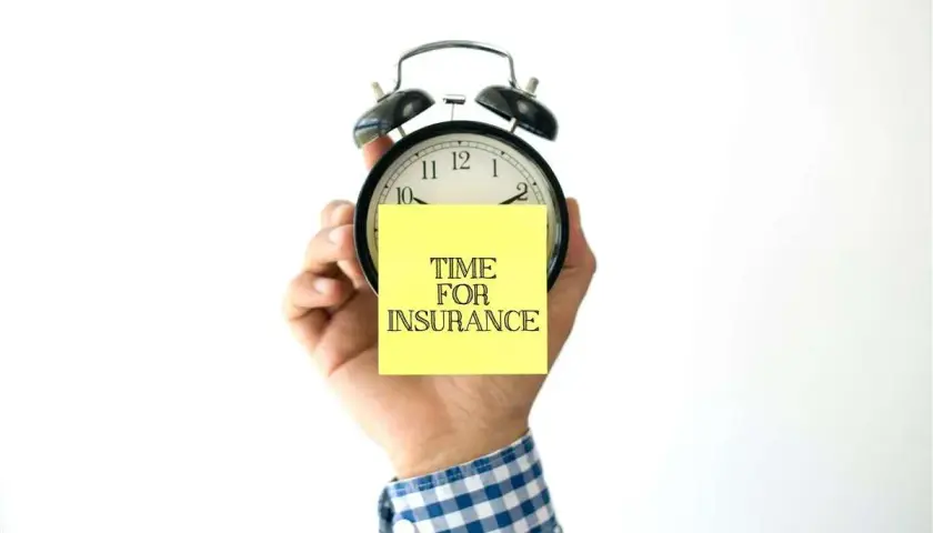 Mano che tiene una sveglia con un post-it giallo con scritto "TIME FOR INSURANCE". Quanto tempo ho per pagare l'assicurazione?