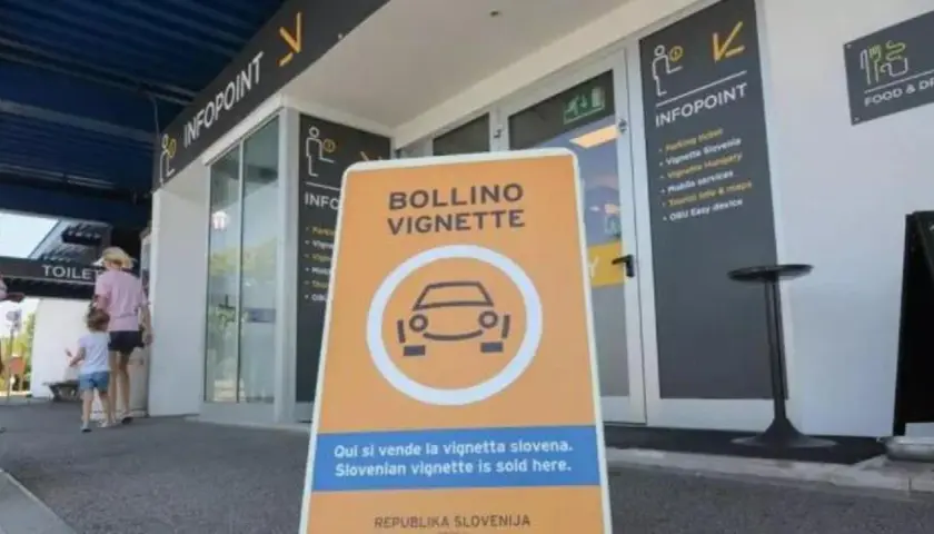 Cartello "Bollino Vignette" indica dove acquistare i documenti per andare in Slovenia in auto.