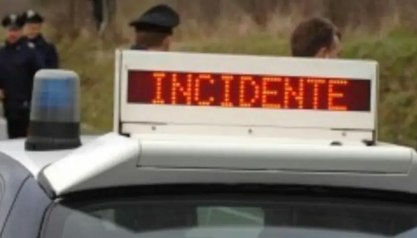 Segnale luminoso su auto della polizia con scritta "INCIDENTE". Cosa succede se fai un incidente con il foglio rosa?