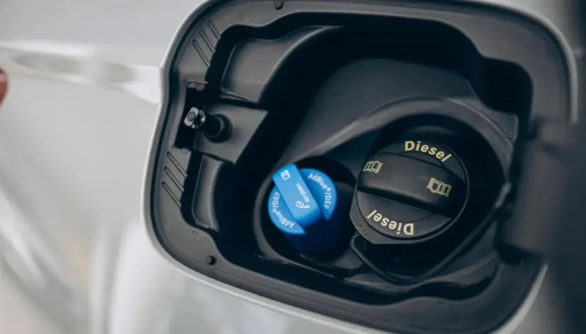 Tappo blu per AdBlue, cos'è? È il liquido per ridurre le emissioni dei motori diesel. Accanto, il tappo del serbatoio diesel.