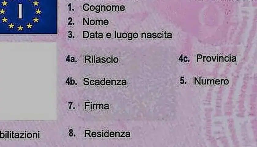 Dettagli patente: cognome, nome, data e luogo di nascita, rilascio, scadenza, firma, residenza. Scopri come funziona il sistema dei punti patente.