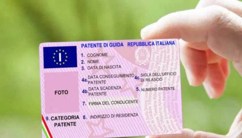 Patente di guida italiana, un foglio pra smarrito. La carta rosa con foto, dati personali e categoria patente.