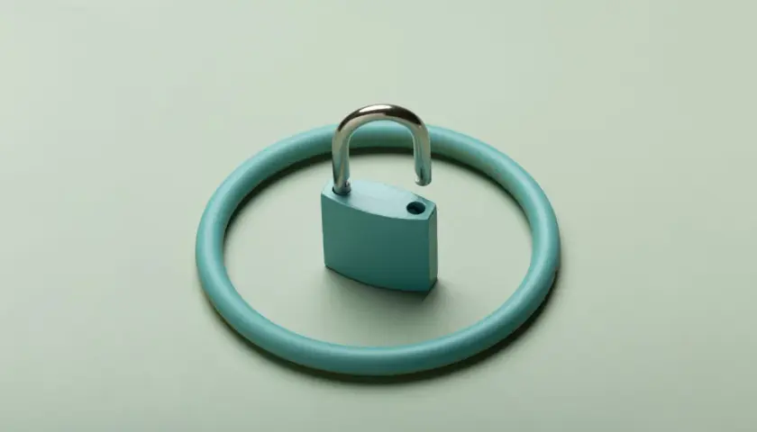 Un lucchetto aperto su un cerchio turchese, simbolo di accesso agli atti assicurazione e trasparenza.