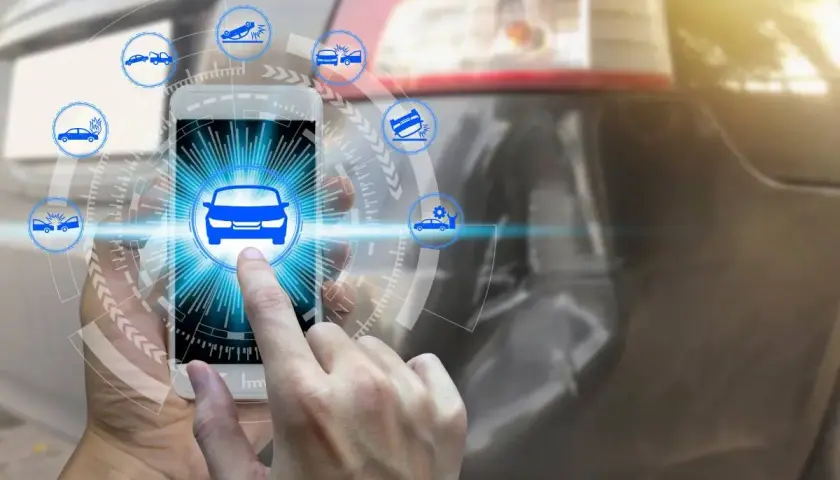 Dito, un dito tocca uno smartphone con icone di incidenti auto. Un'app per il controllo RCA.